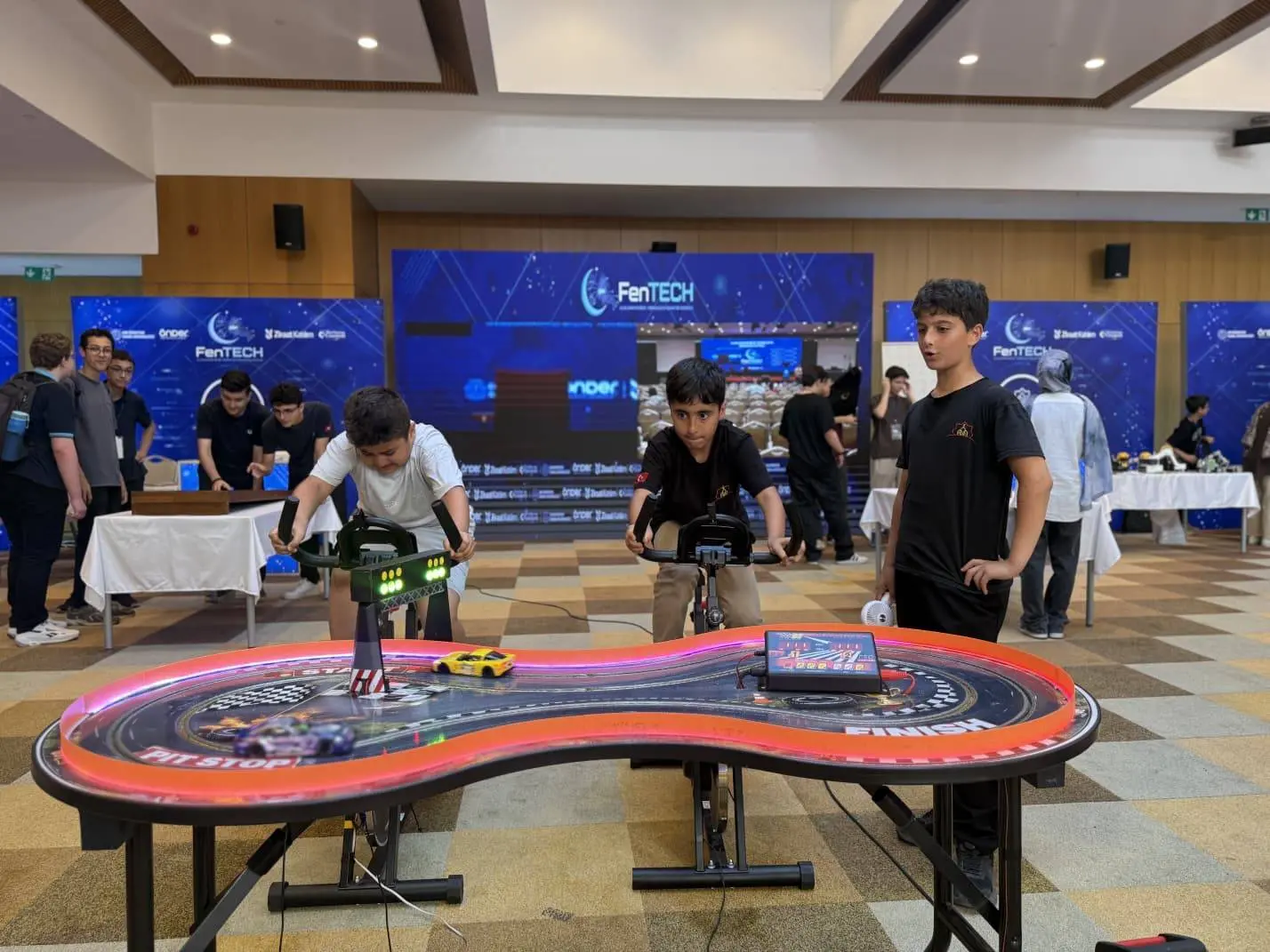 FenTECH’te Sporun, Teknolojiyle Buluşan Enerjisi: Öncü Sporumuz Standı Yoğun İlgi Gördü