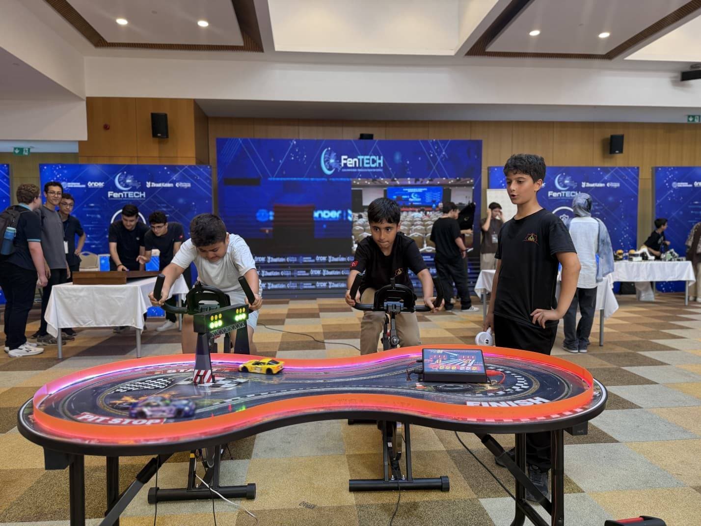 FenTECH’te Sporun, Teknolojiyle Buluşan Enerjisi: Öncü Sporumuz Standı Yoğun İlgi Gördü